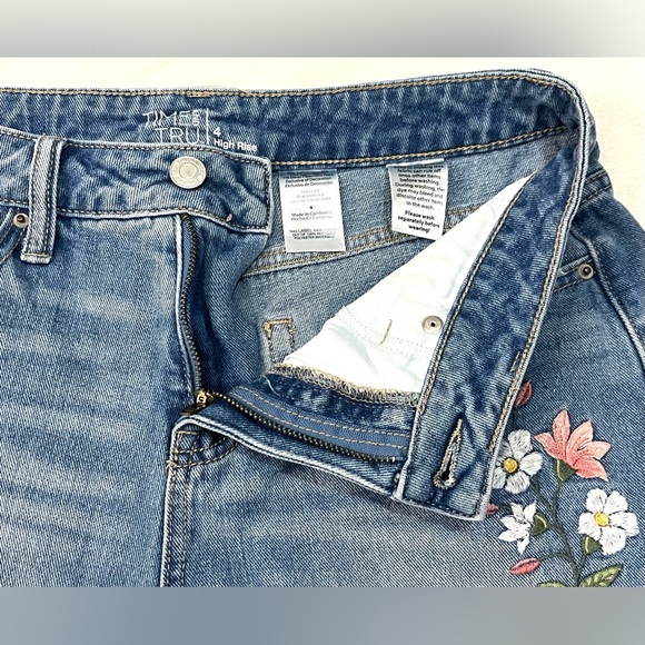 Time and True Women’s Blue Jean Shorts with Floral Embroidery Size 4 - Picture 9 of 16